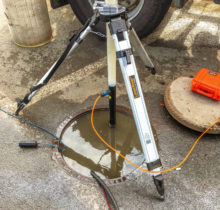 Dichtheitsprüfung eines wassergefüllten Abscheiders mittels Dreibein und Sonde