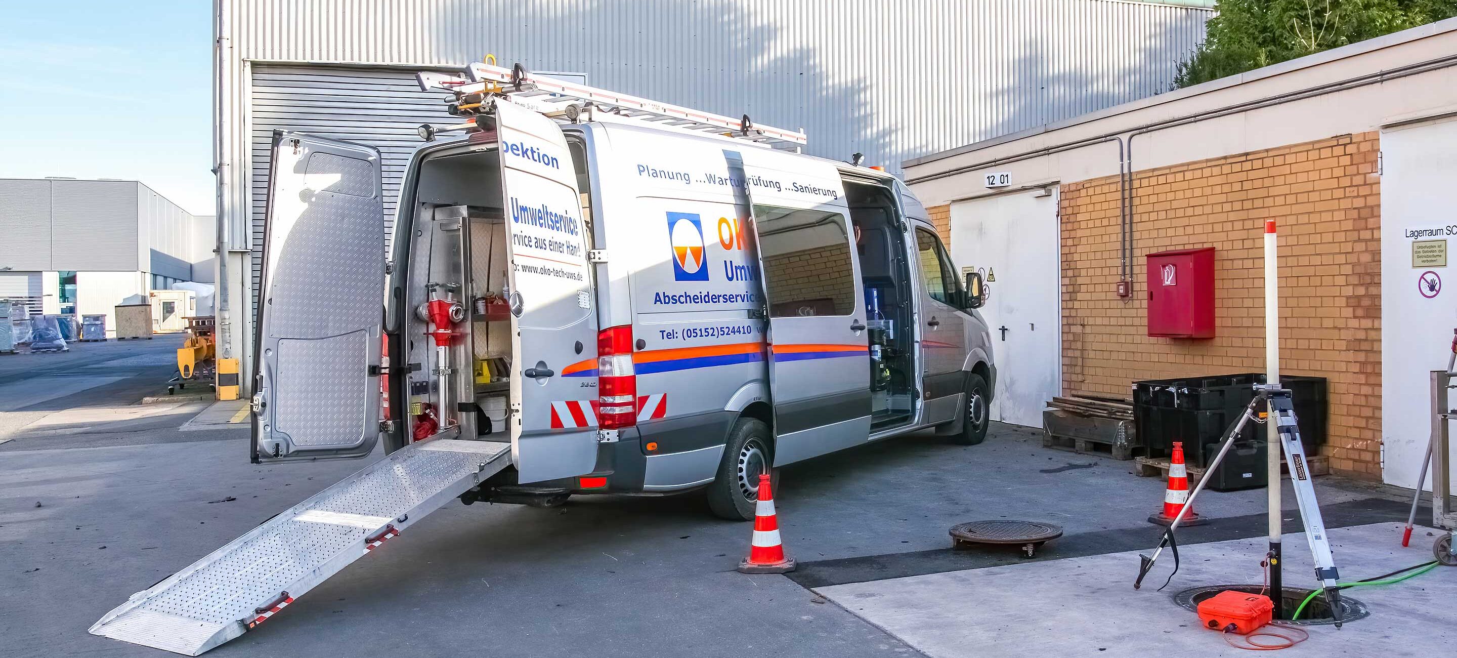 Mercedes Sprinter mit geöffneten Hecktüren und geöffneter Seitentür der OKO-tech Umweltservice GmbH und Dreibein auf einem Schacht