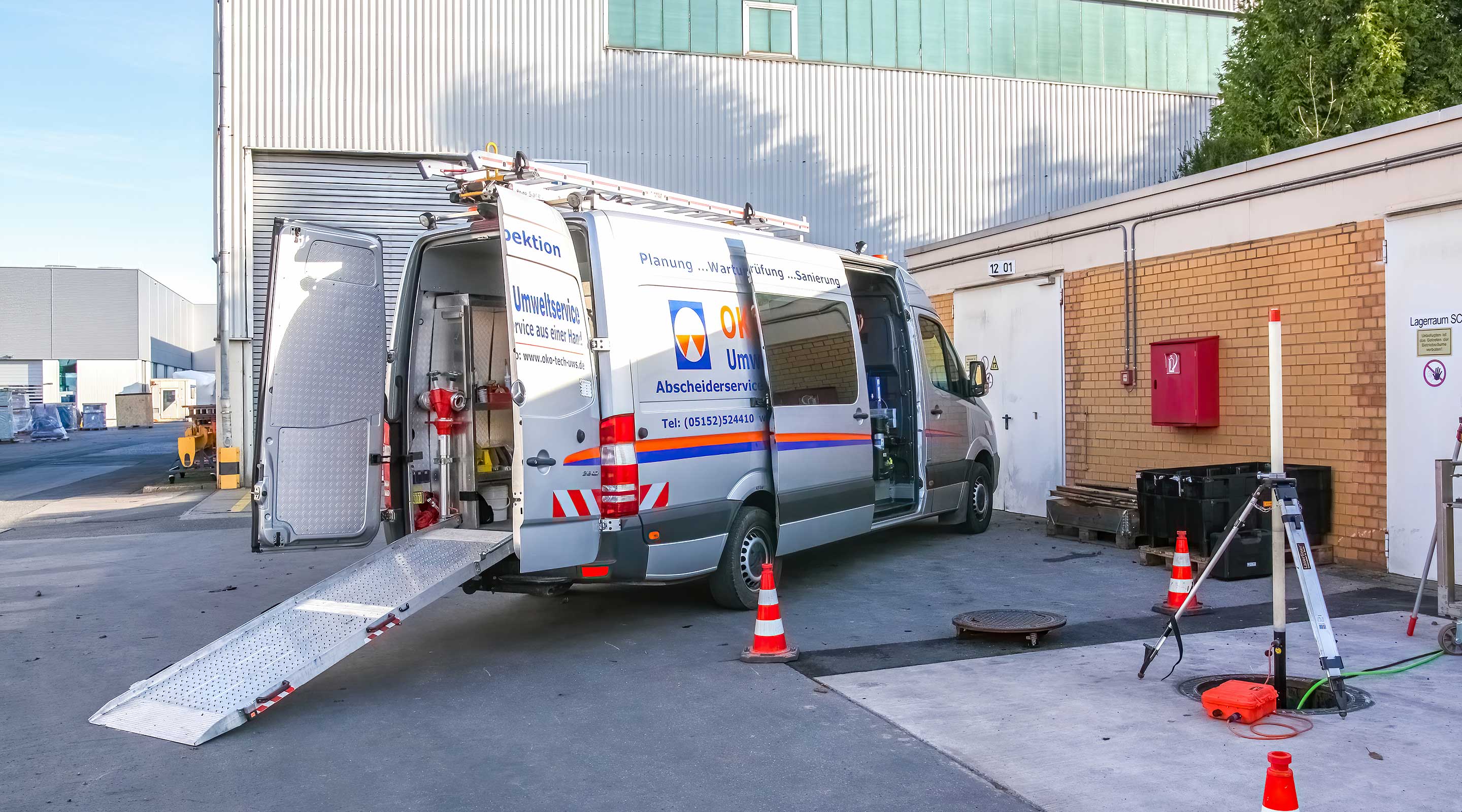 Mercedes Sprinter mit geöffneten Hecktüren und geöffneter Seitentür der OKO-tech Umweltservice GmbH und Dreibein auf einem Schacht