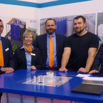 Fünf Mitarbeiter auf einem Messestand der OKO-tech GmbH & Co. KG