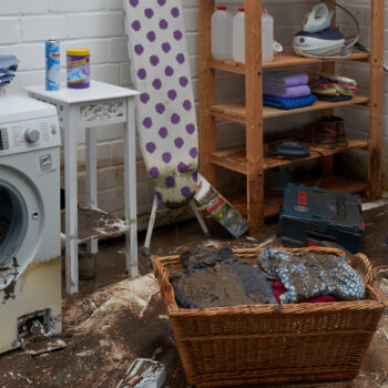 Stark mit Abwasserschlamm verschmutzter Raum